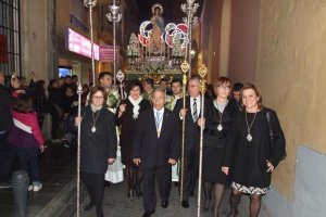El hermano mayor de Estudiantes y su Junta de Gobierno, con la presidenta de la Agrupación en la procesión de la Inmaculada.