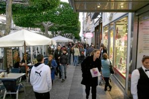 Imagen de ciudadanos en el Paseo de Almería