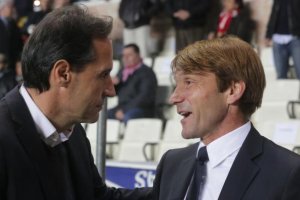 Joan saluda al míster del Nástic.