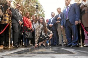 Ángela Molina, tras descubrir la placa con su nombre en el Paseo de las Estrellas.