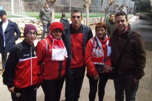 Fran Vélez con peñistas del Almería en Tarragona.