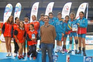 El alcalde de Almería con los alevines del Mintonette Indalo.
