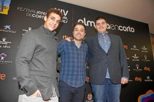 Daniel Guzmán, director de ‘A cambio de nada’, con sus dos actores protagonistas, Miguel Herrán y Antonio Bachiller.