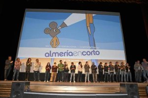 Foto de familia de los equipos participantes en esta edición del Maratón 48x3.