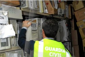 Un agente revisa equipos informáticos. 