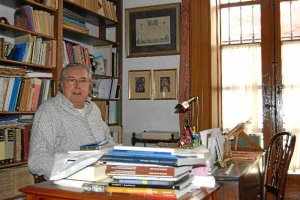 Antonio Morales en su mesa del despacho de la vivienda de la calle Descanso que él mismo rehabilitó en los años 70.