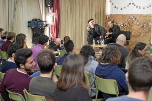 Pablo Berger y Enrique Iznaola, director de ‘Almería en Corto’, bromean en un momento de la charla frente a los estudiantes de audiovisual del IES Al