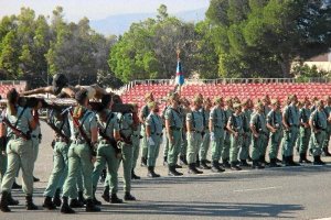 El Grupo de Artillería forma ante el Cristo de la Buena Muerte en Viator