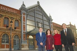 Los candidatos, ayer en la vieja estación de tren.