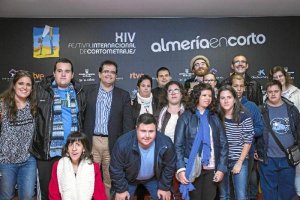 Actores de ‘Requisitos para ser una persona normal’ y el diputado de Cultura, junto a la Asociación A toda vela.