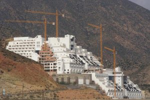 El Algarrobico, con las obras paradas desde 2006.