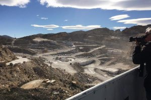 Un visitante toma fotografías desde el Mirador de las Canteras.