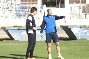 Julián Cuesta habla con Paco Ruiz, ayudante de Joan Carrillo.