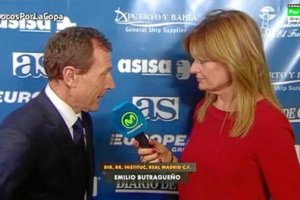 Butragueño atendiendo a la televisión.