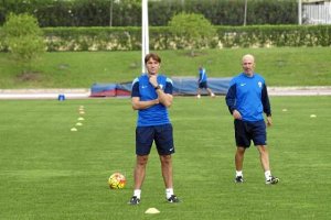 Joan Carrillo sigue a lo suyo ajeno a la imagen del equipo.