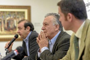 Ignacio Ortega escucha a Enrique Iznaola durante la presentación de su libro. 