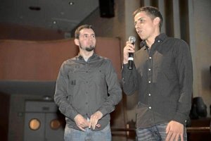 El almeriense Pepe Botías (dcha.) presentando anoche su corto.