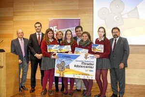 Jóvenes premiadas en el certamen ‘Miradas adolescentes’ y organizadores. 
