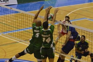 Moisés Cézar en un bloqueo con Marcilio José Braga.