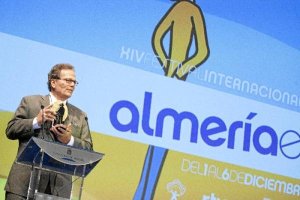 Patrick Wayne pronuncia unas palabras con el galardón en la mano. 