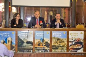 Presentación a cargo del alcalde, Antonio Fernández, junto al concejal de Cultura, Indalecio Alonso.  Foto de J. Guerrero