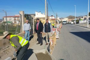 Alcalde y concejales en las obras de acerado frente al Centro de Salud.