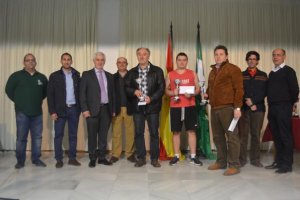 Organizadores y colaboradores con los ganadores del torneo. Foto cortesía de D. Carrillo