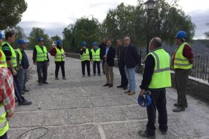 El alcalde visita una de las obras del PFEA. 