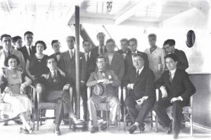 El poeta, sentado a la izquierda, a su llegada a Almería en 1931.