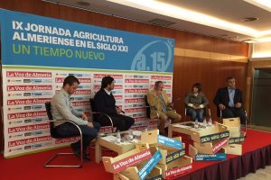 Inicio de la mesa de debate sobre residuos en la agricultura.