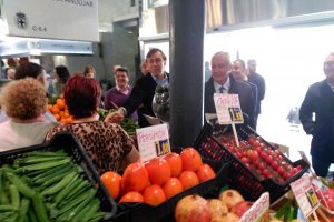 Reparto de dípticos en el Mercado Central.
