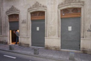 Puertas cerradas de la casa-hermandad de la Virgen del Mar, a la hora prevista para iniciar su proceso electoral a hermano mayor