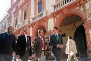 Visita a las obras de la Plaza Vieja por parte del consejero de Fomento y Vivienda y el alcalde en funciones