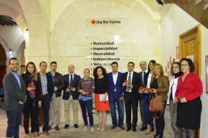 Responsables de Cruz Roja con los empresarios reconocidos por su colaboración.