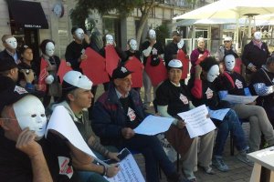 Performance de personas sin hogar en Puerta Purchena.