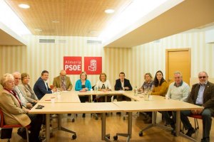 Reunión ayer entre la asociación Abusos Urbanísticos Almanzora-No y la candidata al Congreso por el PSOE.