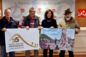 María Vázquez con los representantes de Montañismo.