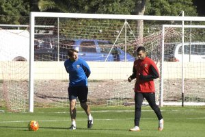 Joan Carrillo bromea con Michel Macedo.