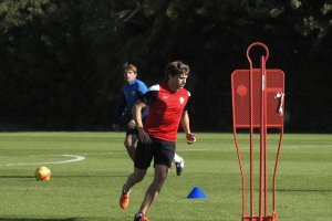 Sebastián Dubarbier y al fondo Joan Carrillo.