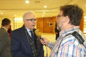 El consejero de Empleo, Empresa y Comercio, entrevistado por el periodista Alfredo Casas