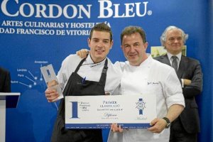 El almeriense Cristóbal Muñoz recogió el Premios Promesas de la alta cocina de manos de Martín Berasategui. 
