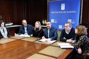 El portavoz del PSOE  junto a algunos diputados socialistas.