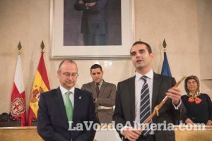 Momento del relevo en la alcaldía de Almería.