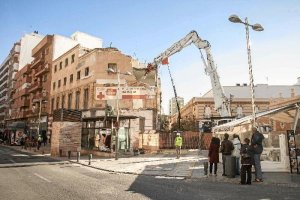 Los representantes de Cruz Roja viendo el inicio de la demolición
