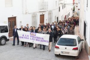 Autoridades tras la pancarta que encabezaba la marcha por las calles del pueblo.