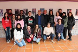 El alcalde, junto al director y alumnos del IES Cura Valera.