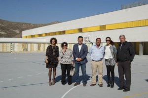El alcalde, concejales, directora del centro y personal técnico y de inspección en el patio del nuevo colegio.