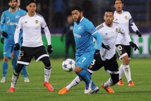 Hulk intenta marcharse de Rubén Vezo. 