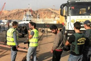 Registro del pesquero con el patrón (centro) presente