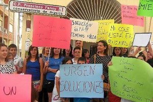 Padres del Fenoy protestando tras el terremoto de 2012.